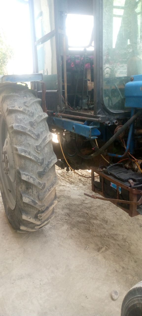 Traktor sotiladi