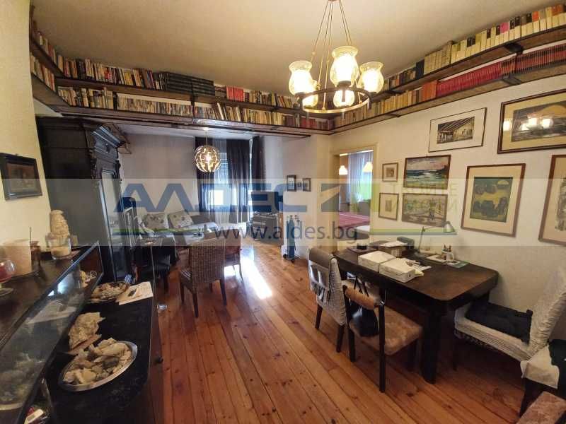 Продава се Тристаен апартамент в София, Център - 110 кв.м за 3591 €/кв.м - Снимка #1