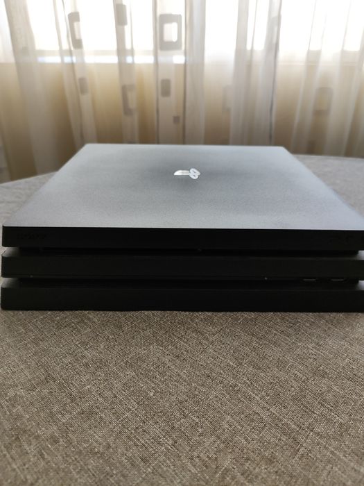 Playstation 4 pro 1tb с два джойстика+ игри