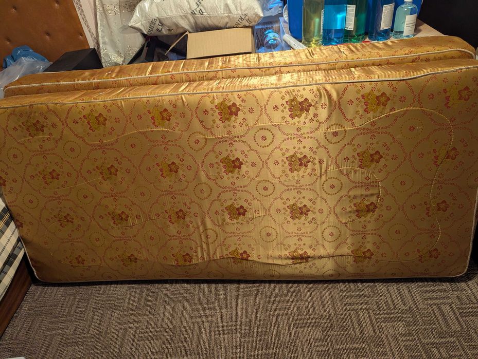 Подарявам два използвани двулицеви  матрака