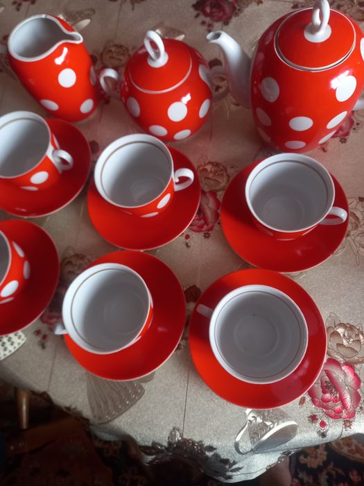 Servici de cafea rosu cu buline