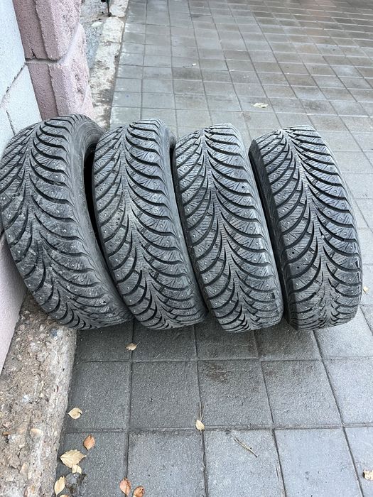 Продам комплект зимних шипованных шин 185/60 R15