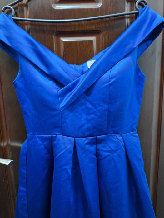 Vand rochie nouă de seara