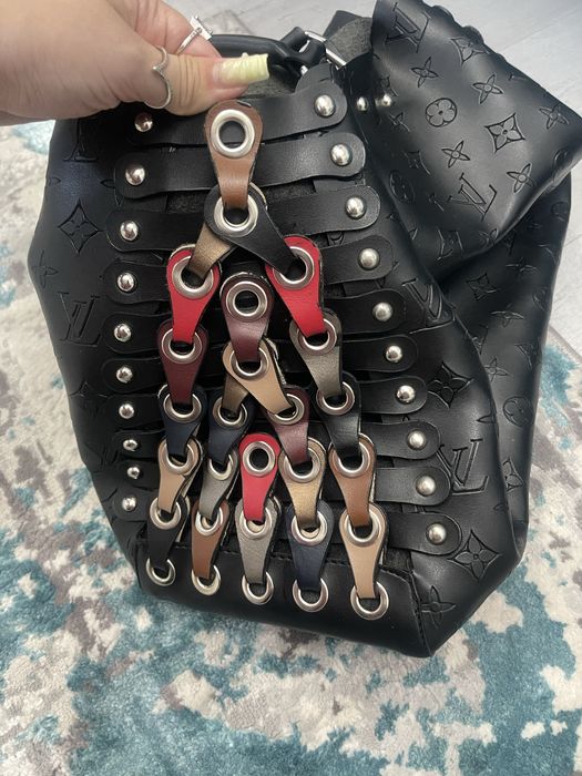 Geanta din piele cu imitatie LV pe ea