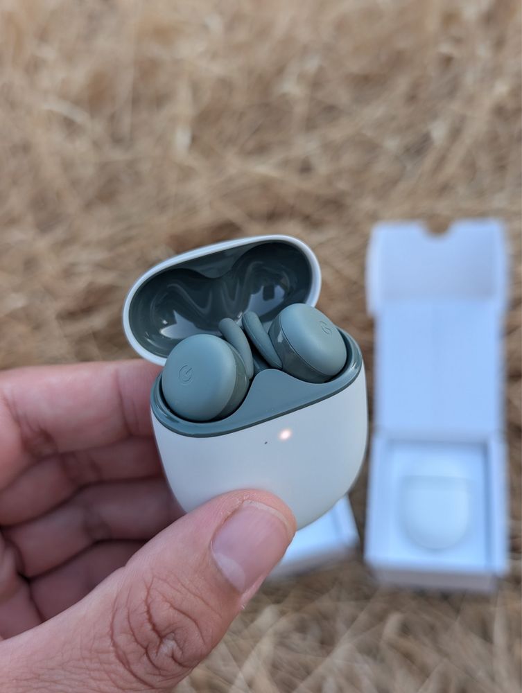 Продаю наушники Google Pixel Buds  a(оригинал) б/у