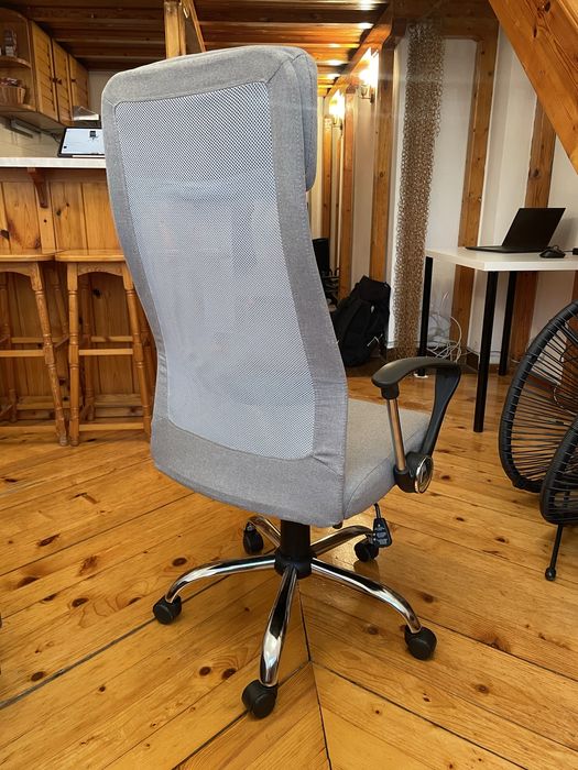 Сив въртящ се ергономичен стол за офис