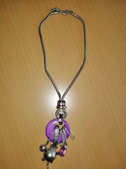 Стилно лилаво колие