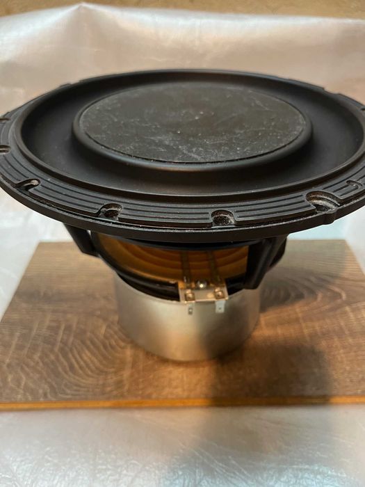 Vand difuzor subwoofer B&O inalta calitate impreuna cu 2 reflectoare