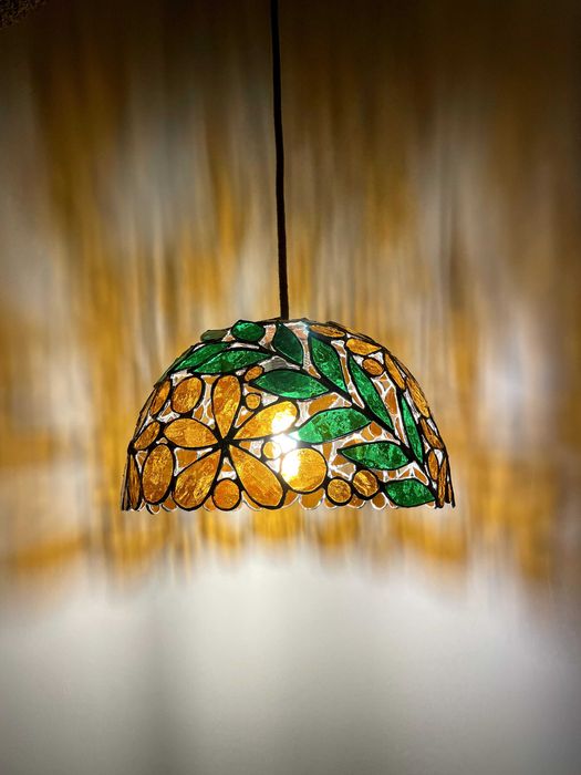 Lampă suspendată din sticlă mozaicată. Vitraliu cu model floral.