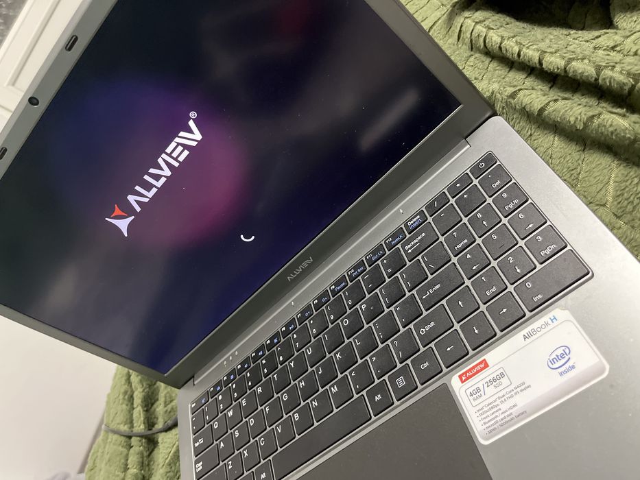 Vând laptop Allview AllBook H folosit + încărcător + mouse wireless