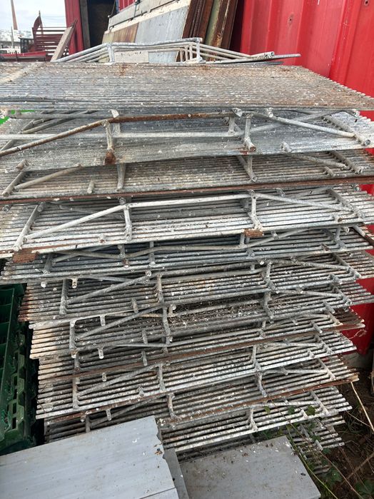 Vand gratare pentru Porci