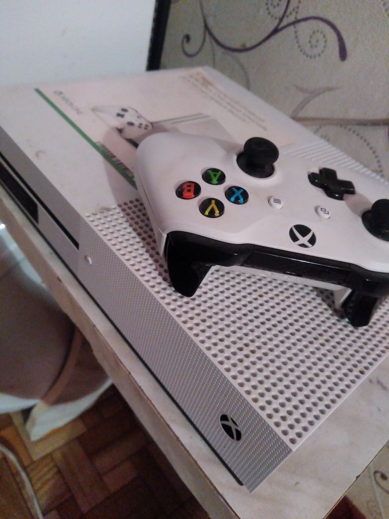 Xbox one s продаю приставку.1 terabyte памяти