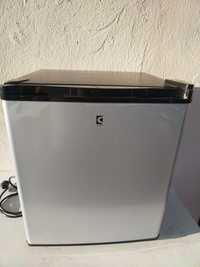 Мини бар / мини хладилник с терморегулатор 
Обем: 40 литра
Охлажда хра