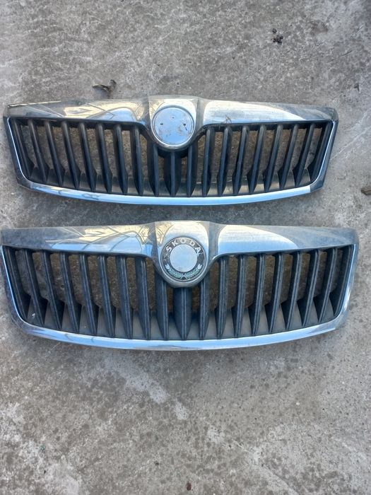 Grila centrală skoda Octavia 2 cu mic defect se vede în poze