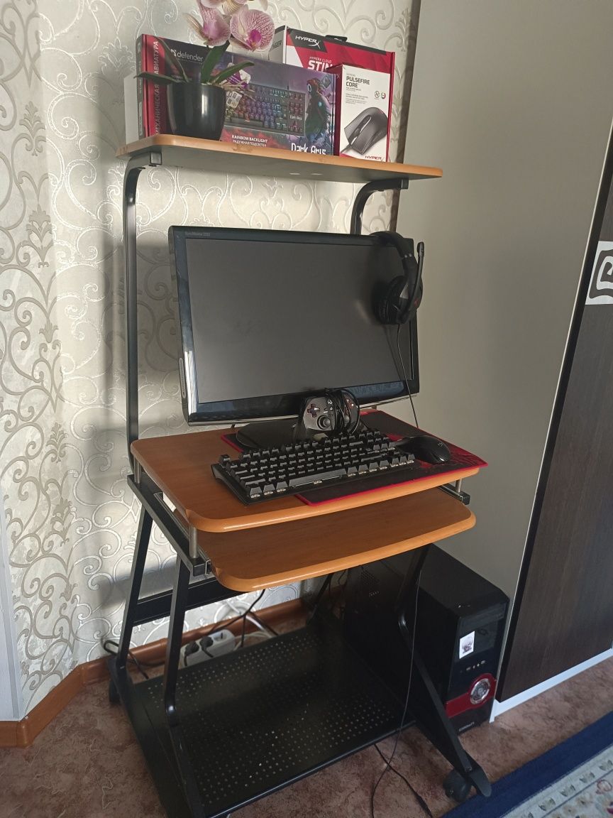 Стол для компьютера