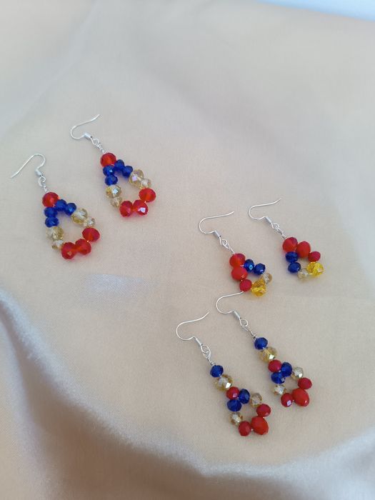 Accesorii lucrate manual in culorile tricolorului