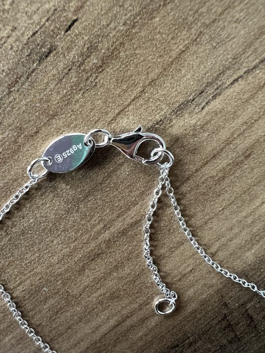 Колие с буквата М и камъче