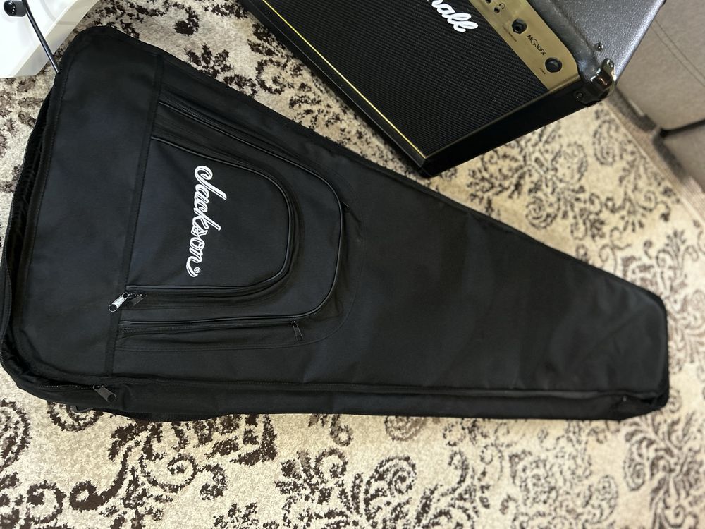 Vând chitara electrica si amplificator