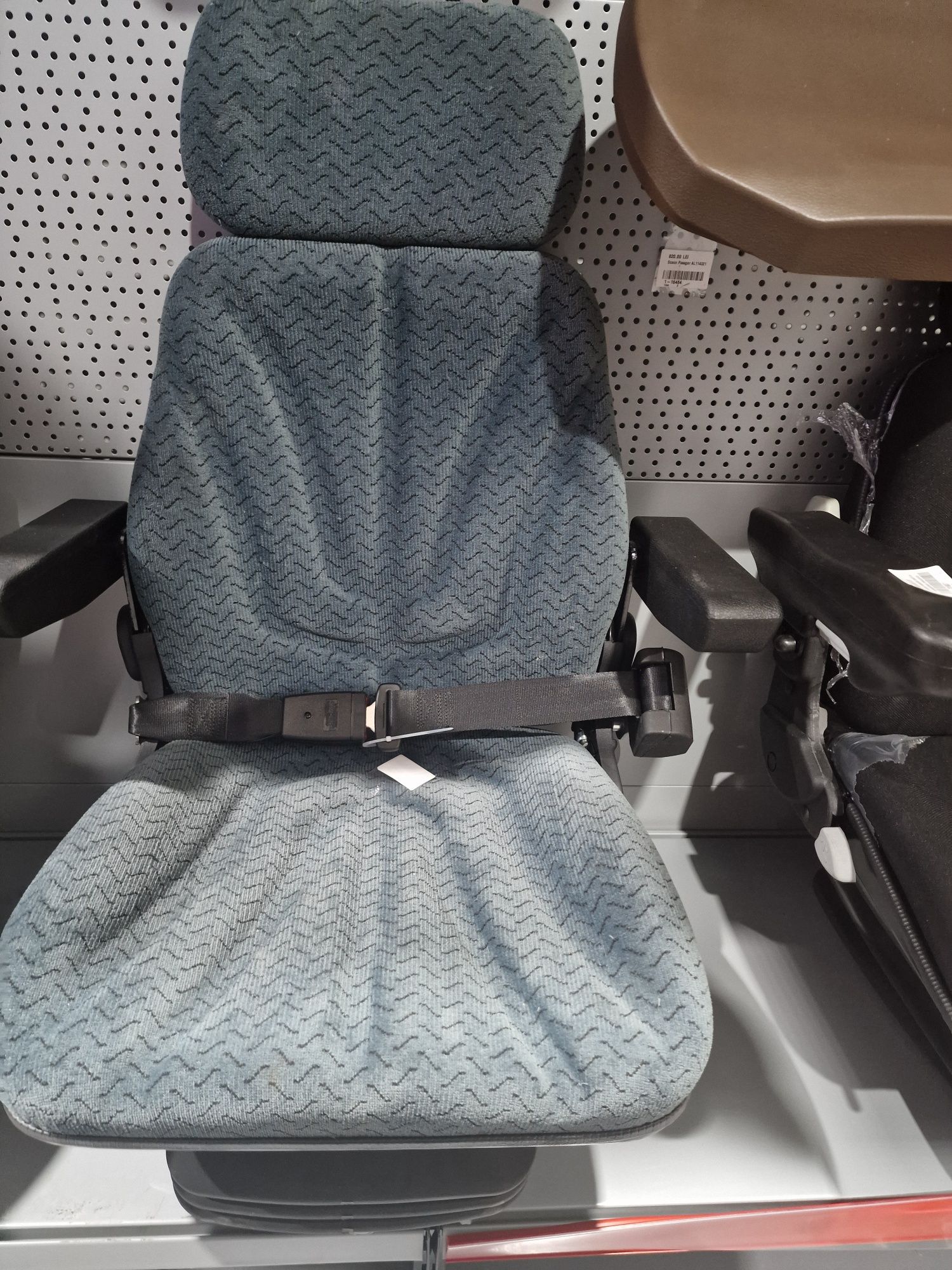 Scaun cu suspensie pneumatica tractor utilaje agricole de tip gramer f