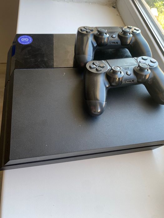 PlayStation 4 с джойстиками