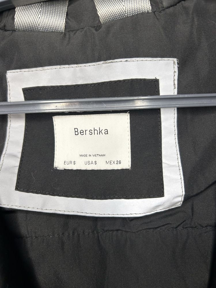 Продается куртка Bershka ( размер S)