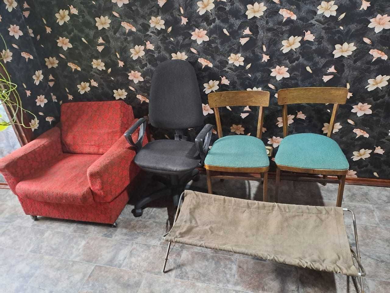 Детская раскладушка, стулья и другое