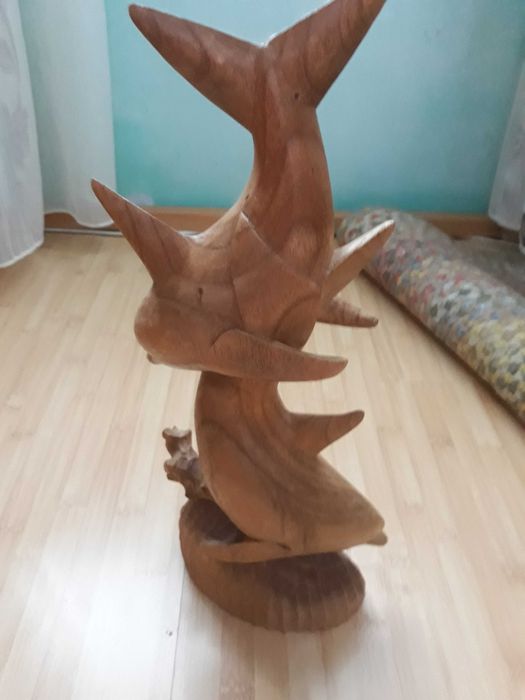 scuptura lemn , delfinii
