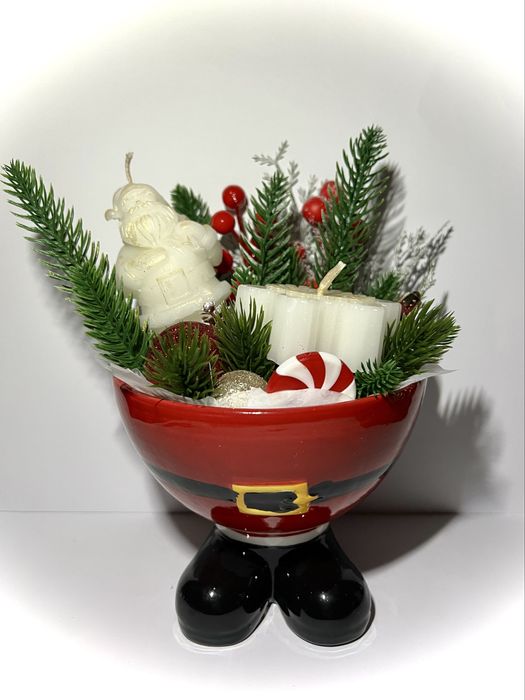 Керамична кашпа с коледни декорации и две свещи