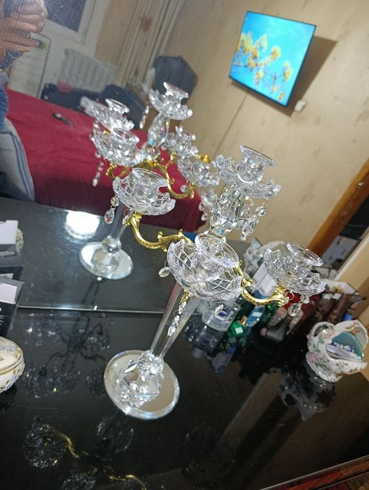 Изящный хрустальный канделябр на пять свечей.