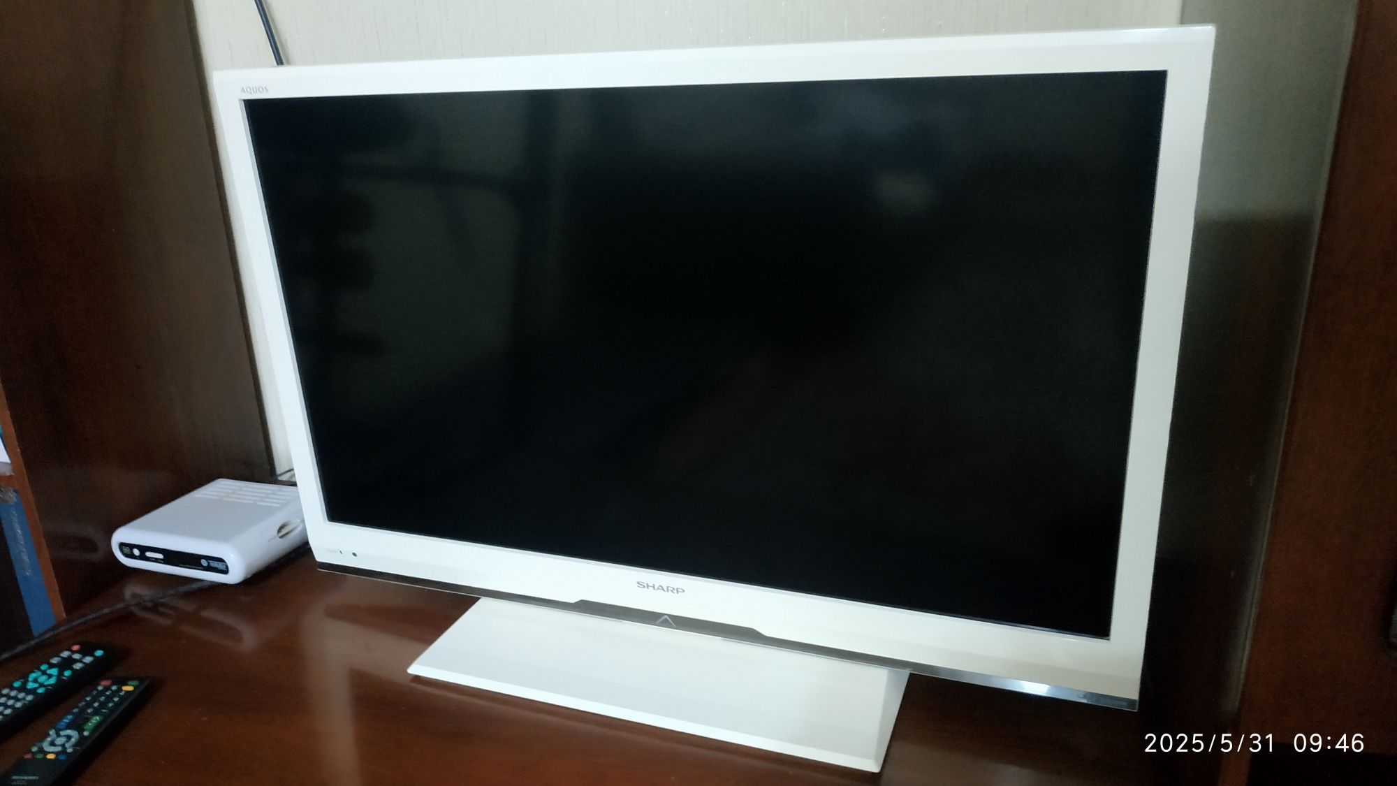 Sharp Aquos вместе с smart box и тюнером Uzdigital