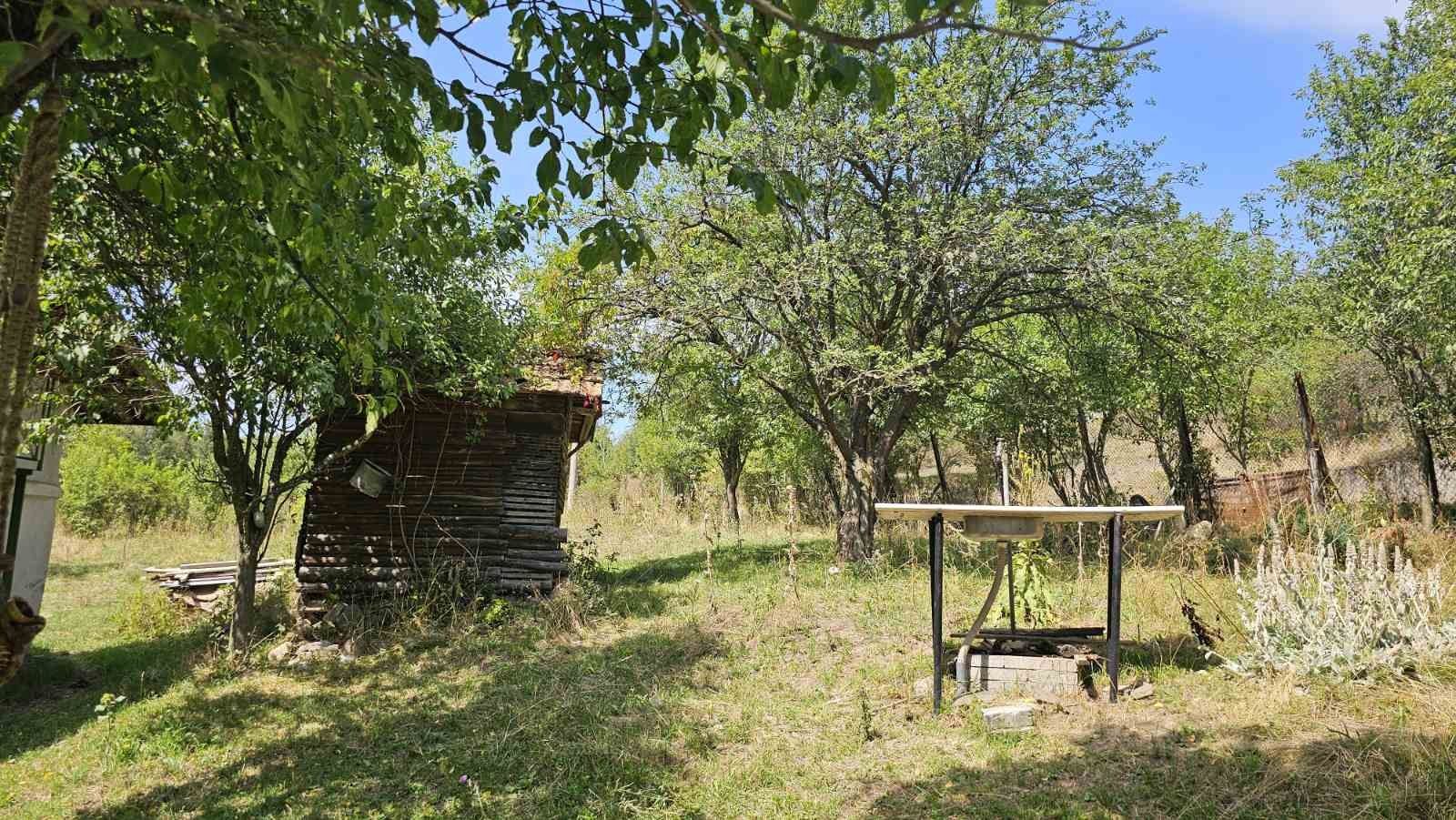 Голям парцел с кирпичена къща