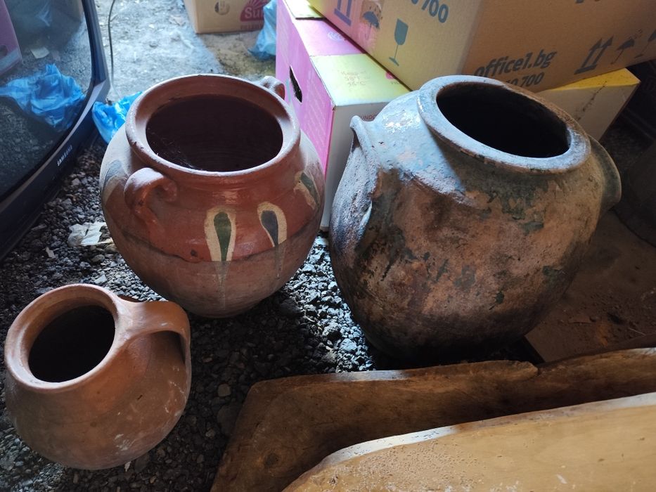 Стомни, гърнета, совалки, вретена, скрипали, куфари и д-р.