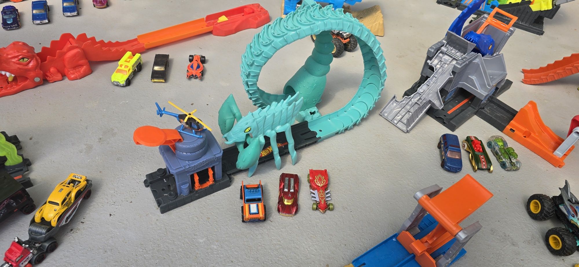 Колекция Hot Wheels – писти, чудовища и над 50 колички