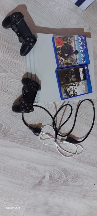 PS4 Pro special edition white1Tb resetat ,cu doua controlării si doua