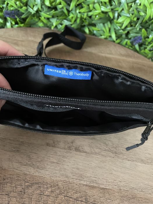 Borseta Therabody x United Airlines