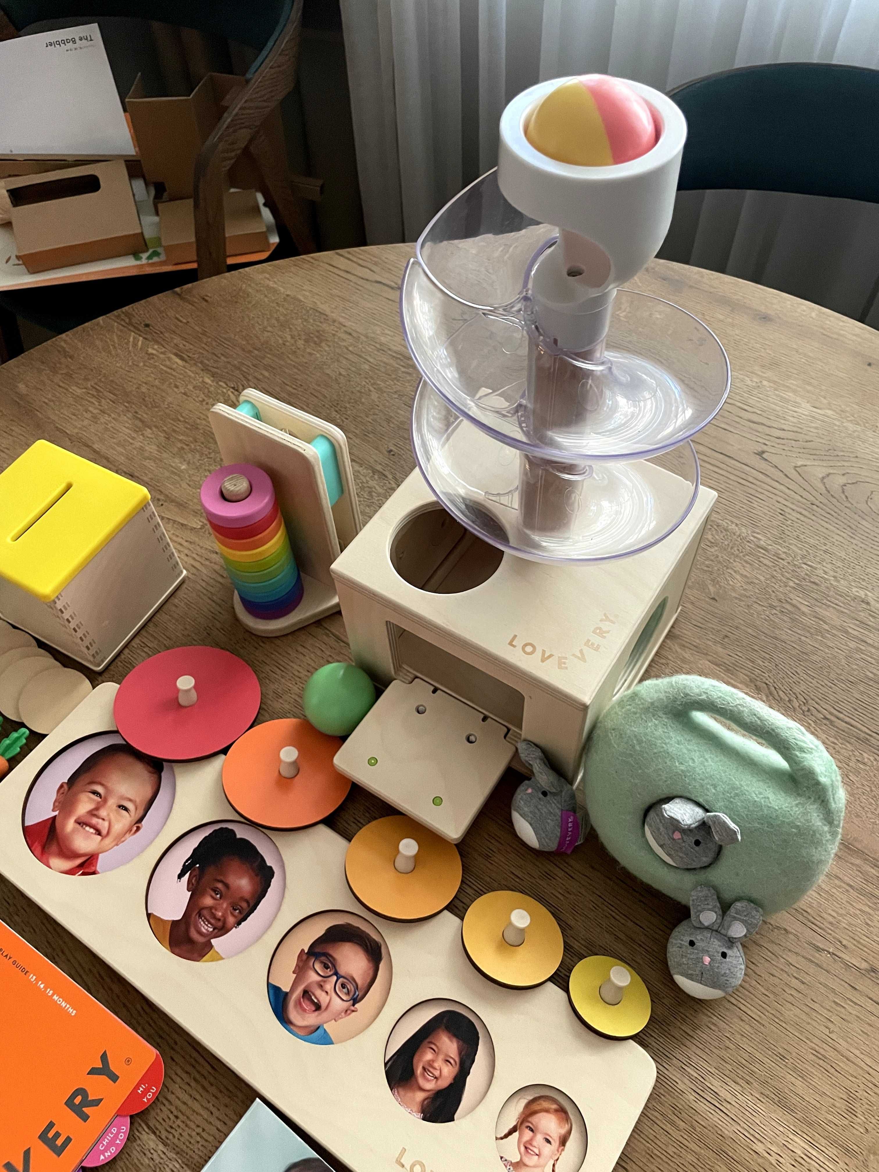 Играчки Lovevery - The Babbler Play Kit за деца 13-14-15 месецa