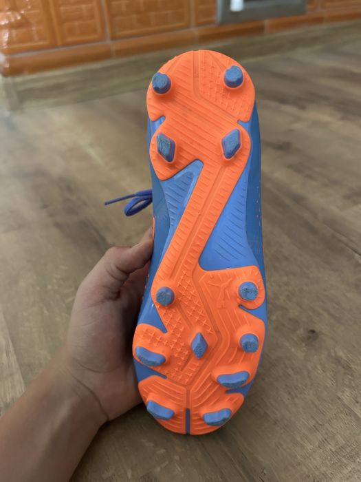 Vând ghete fotbal puma future