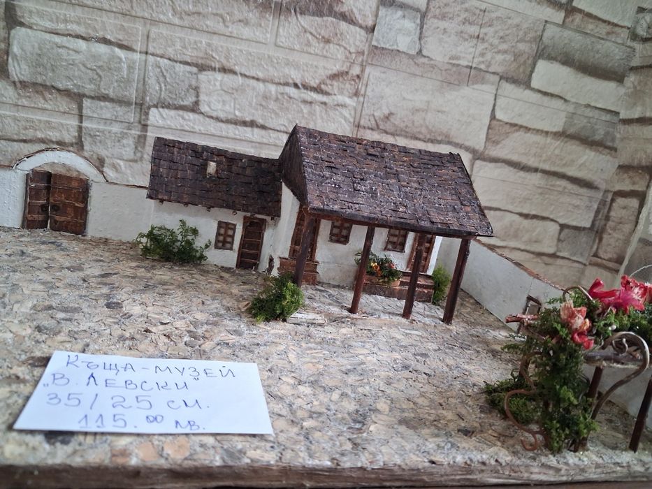 Ръчно изработени макети на къщи.