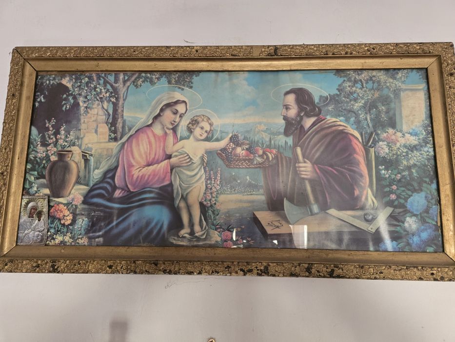 Tablou vintage sub cupolă de sticlă reprezentând Sfânta Familie