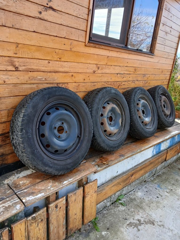 Четири броя зимни гуми с джанти за Dacia 195/ 65 /15