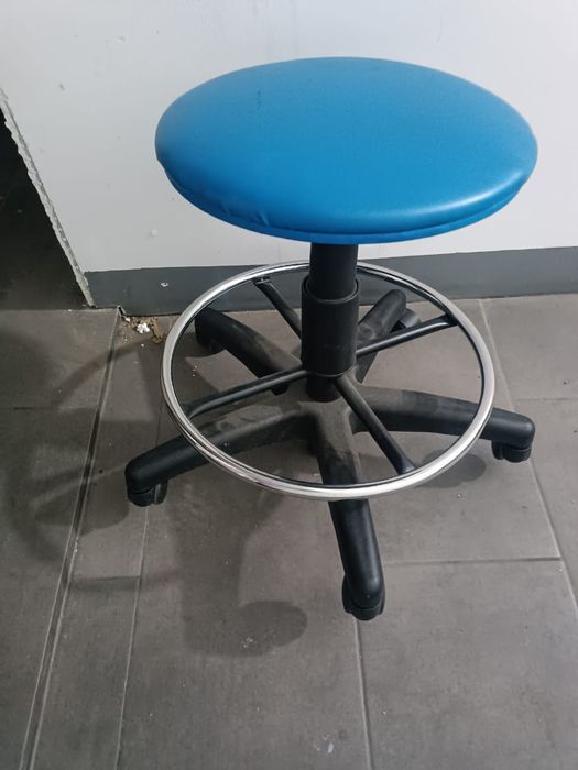 Стул офисный на колесиках