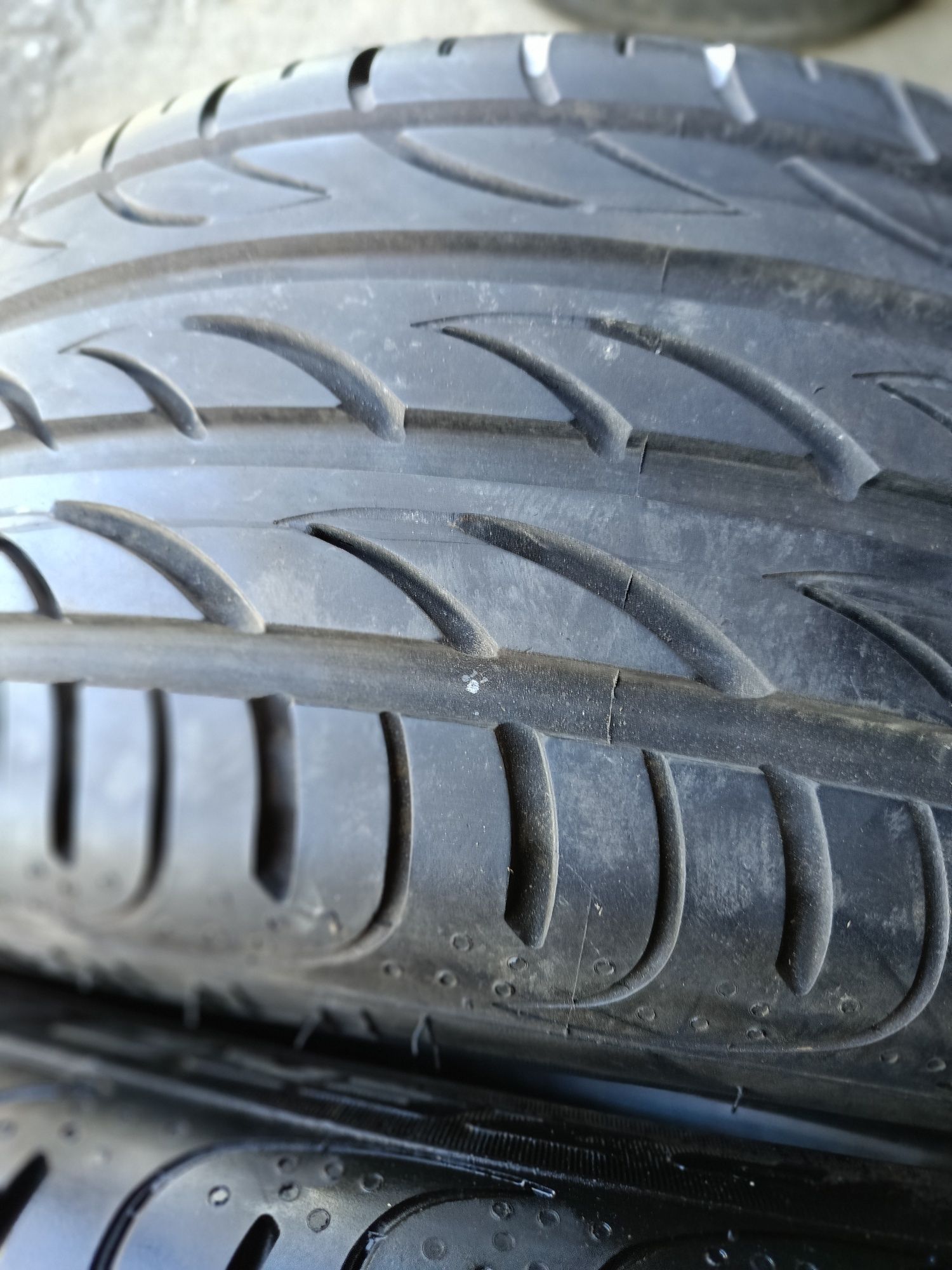 Летни гуми -17цола-215/40-1бр.-80лв."PIRELLI"-като нови