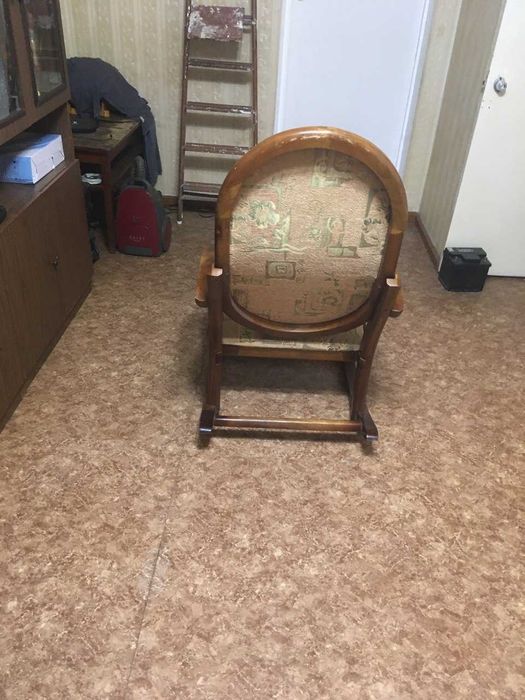 Кресло качалка из толстого дерева очень крепкое