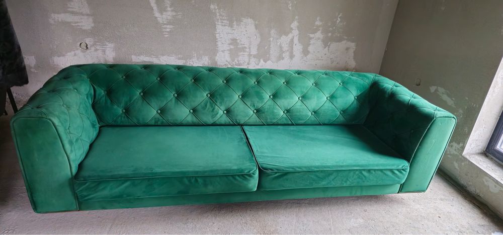 Canapea verde chesterfild