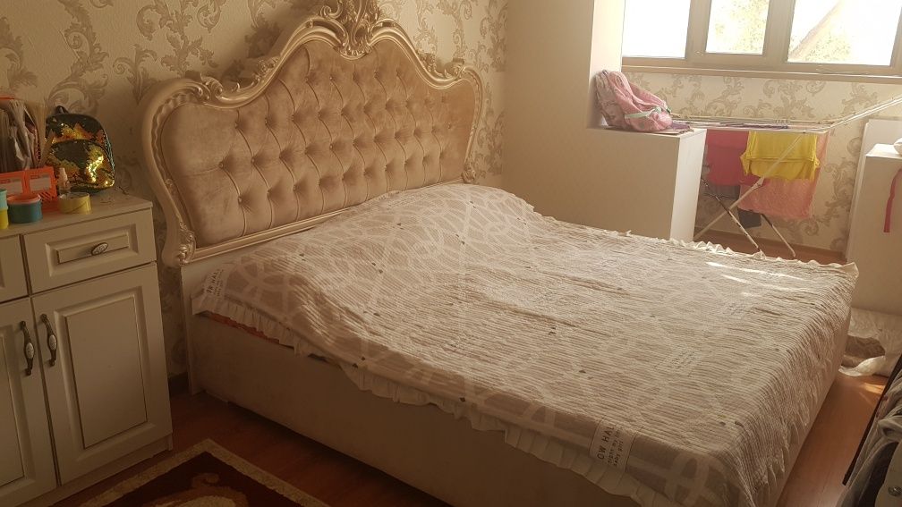 продается кровать матрасом
