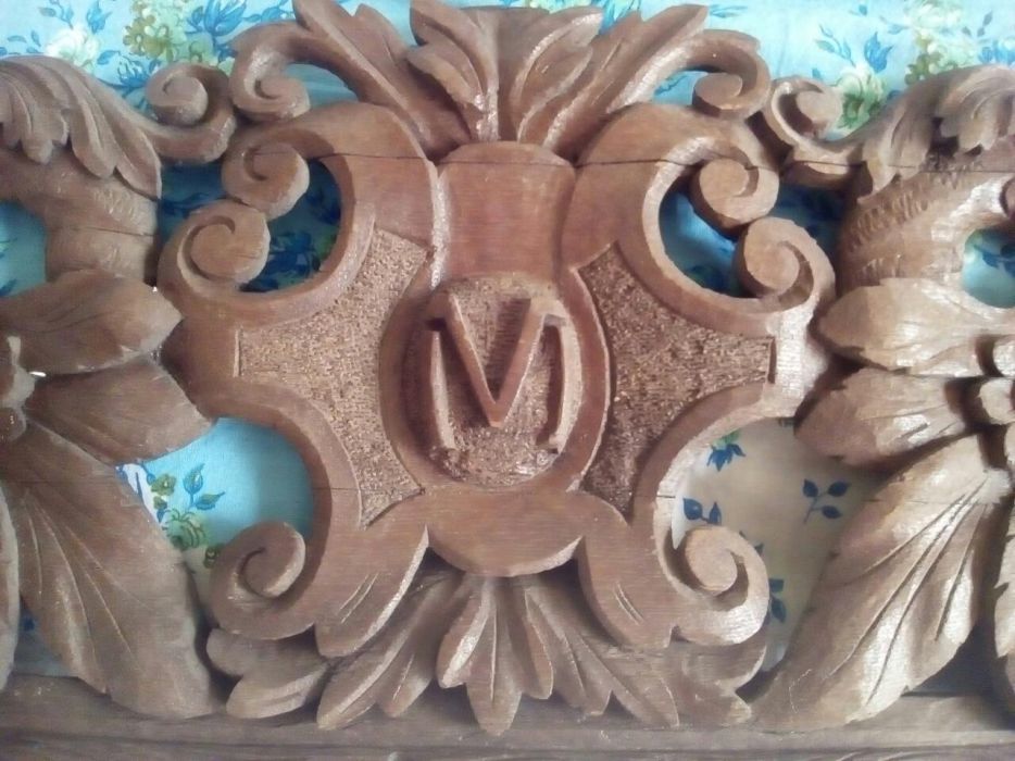 Vand sau schimb blazon vechi sculptat cu litera"M"dim.75cm.-26cm.