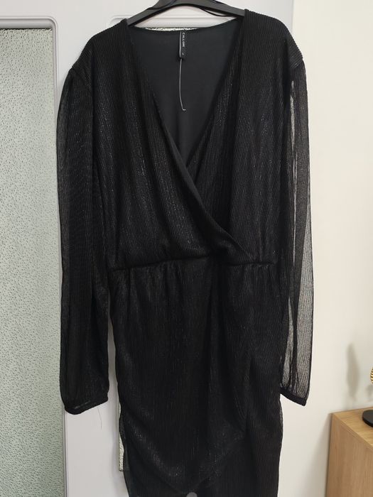 Ефирна рокля с лъскави нишки