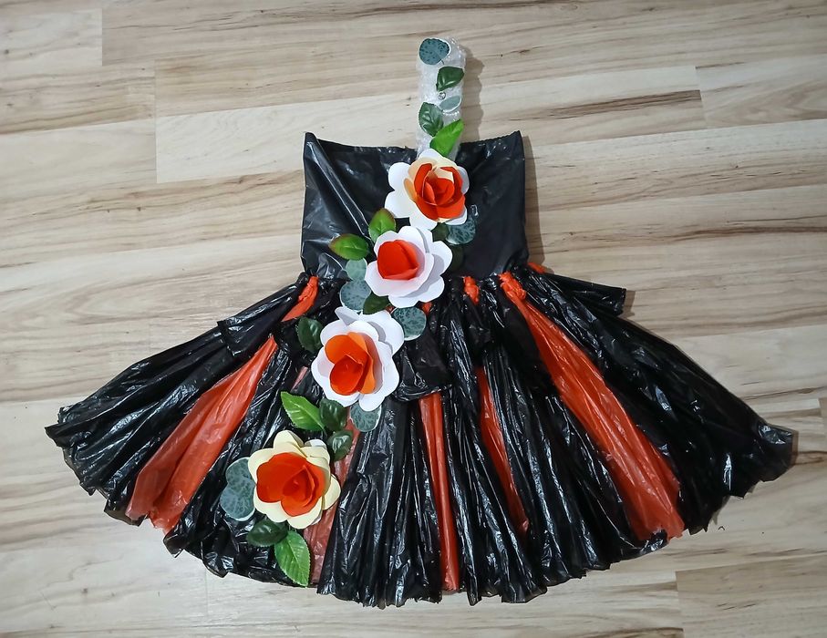 Rochie din materiale reciclabile pt fetita,mar 4-6 ani