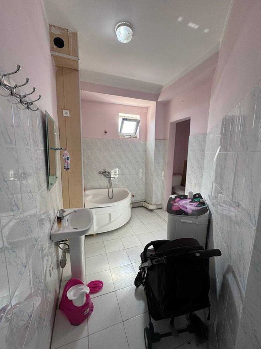 Sogdiana Femiliy park ro'parasida 3 xonali uy sotiladi