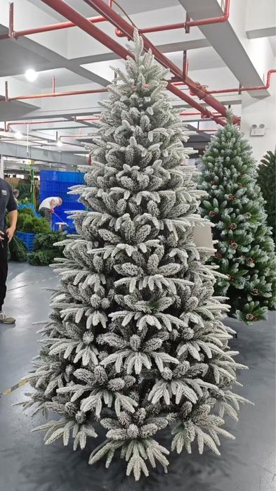 Елка снежная в Актау